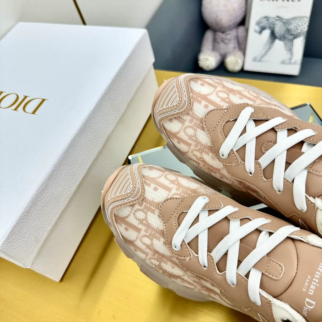 👟👟Ex-factory price 700👟👟 Top version 🌟🌟Dior 2024 spring and summer catwalk new style Vibe iconic fashion modern sports dad shoes CD letter logo Oblique printed pattern lace-up color-blocking thick-soled running shoes Stars' same jelly color casual women's shoes The top high-end version on the market Material: The upper is made of special technology with mesh fabric spliced with metal cowhide + environmentally friendly breathable fabric lining + original molded Tpu combination outsole. Bottom thickness: 4CM Size: 35-40 standard code (34.41 customization is not returnable)